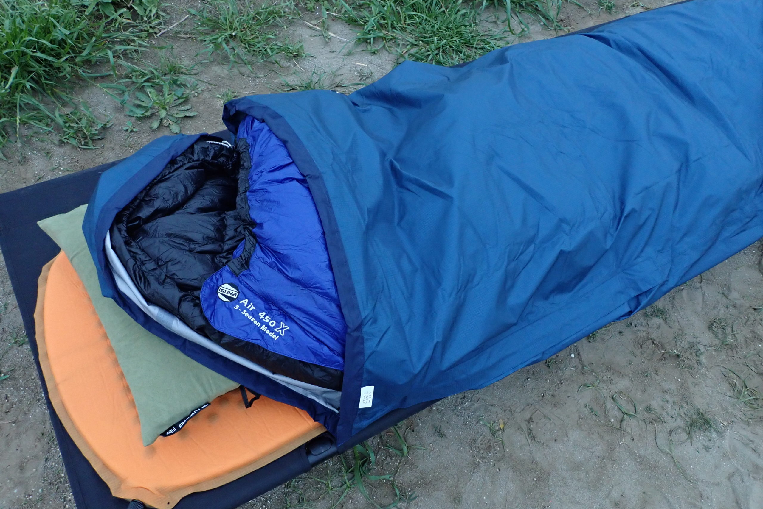 新素材新作 <br>ISUKA イスカ シルクシーツ レクタ ネイビーブルー 212121 スリーピングバッグカバー スリーピングバッグ シュラフカバー  アウトドア 封筒型寝袋