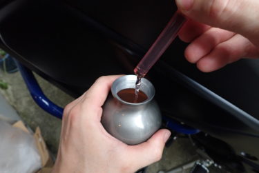 【どこでも燃料を確保】サイフォンの原理でタンクからガソリンを吸い出す方法