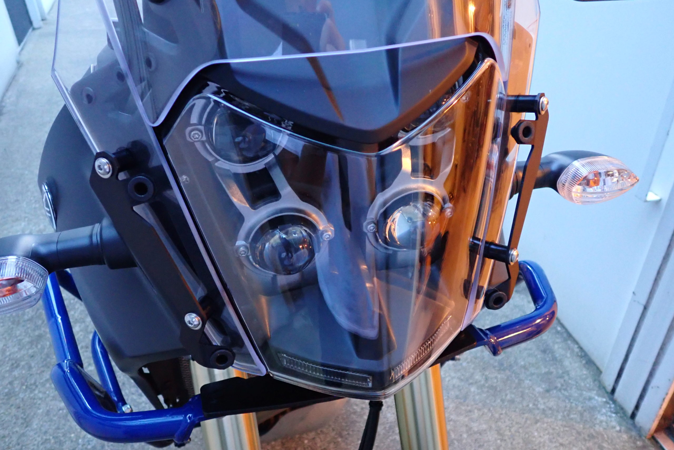 Touratech Head light guardTenere700 の強化：ツアラテック ヘッドライトガードの装着│RIDING THE  GLOBE