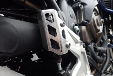 【Touratech リアマスターシリンダーガード】Tenere 700 の強化：リアブレーキ・マスターシリンダーガードの装着