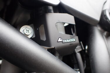 【Touratech リアフルードタンク】Tenere700 の強化：リアブレーキフルードタンクガードの装着