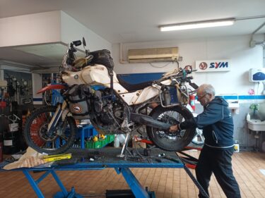 【Italian Republic episode21】フィレンツェのバイク屋にて、前後スプロケット＆チェン 交換